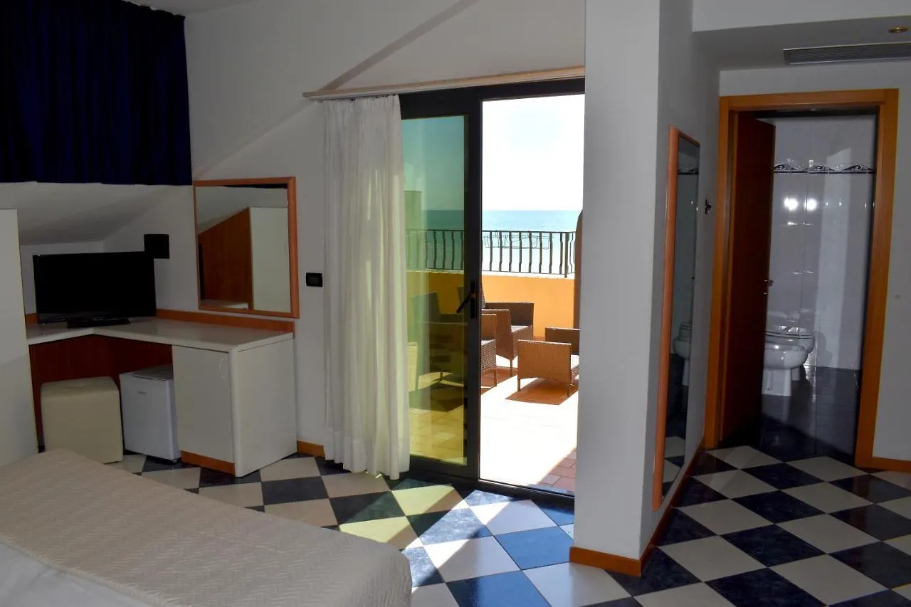 ***  לידו די ג'סולו Hotel El Salvador Frontemare Piscina Riscaldata איטליה